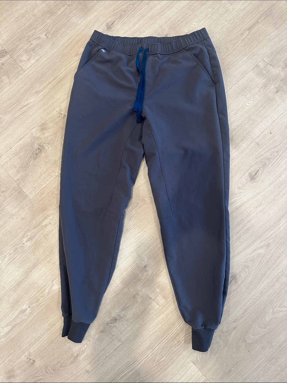 FIGS men’s Grey Scrub Joggers (M)
